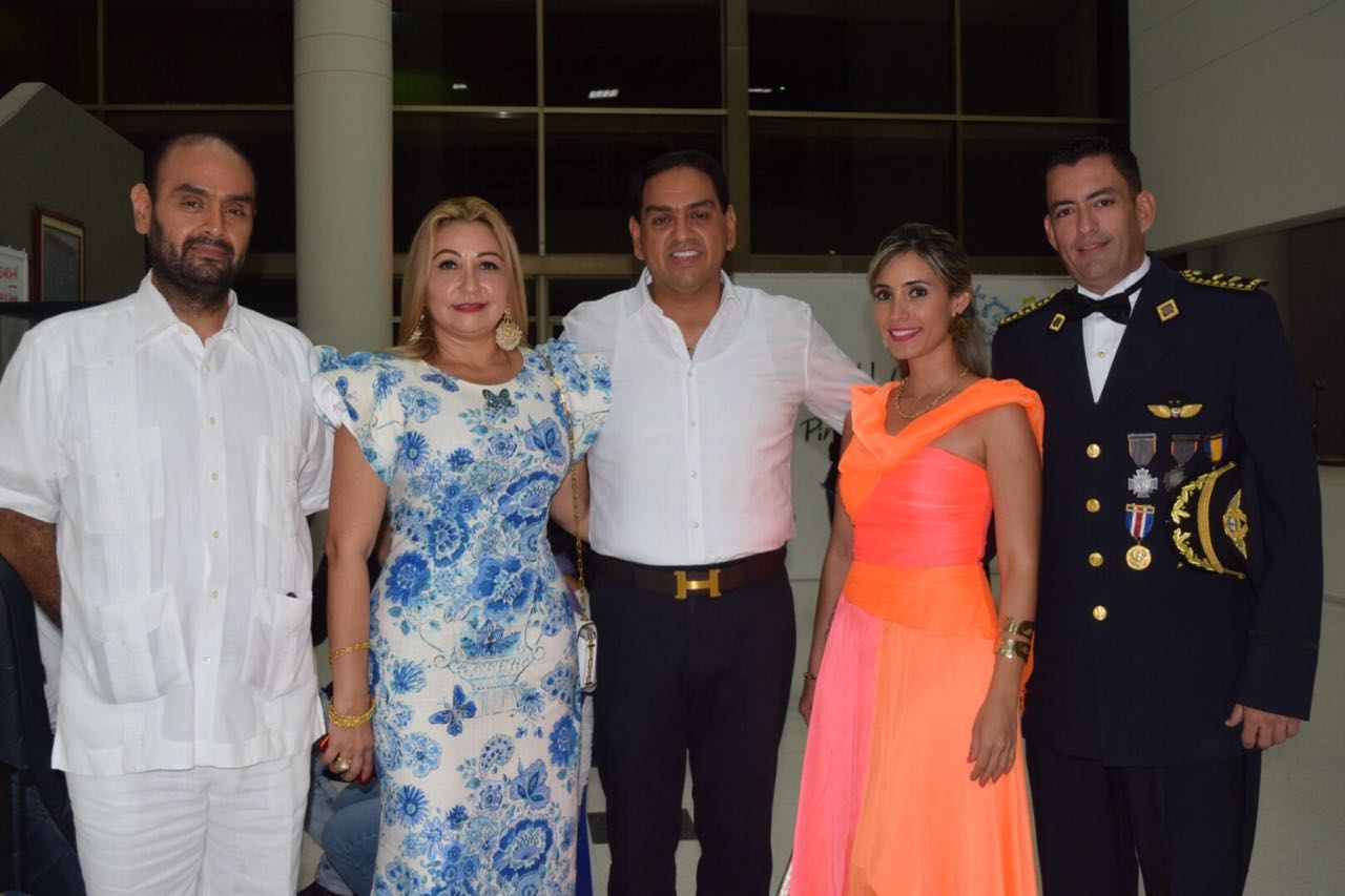 Jorge Emerson Charry, Capri Aroca, Heigel Charry, Lorena Cabrera y Felipe Ramírez, Coronel de la Fuerza Aérea.